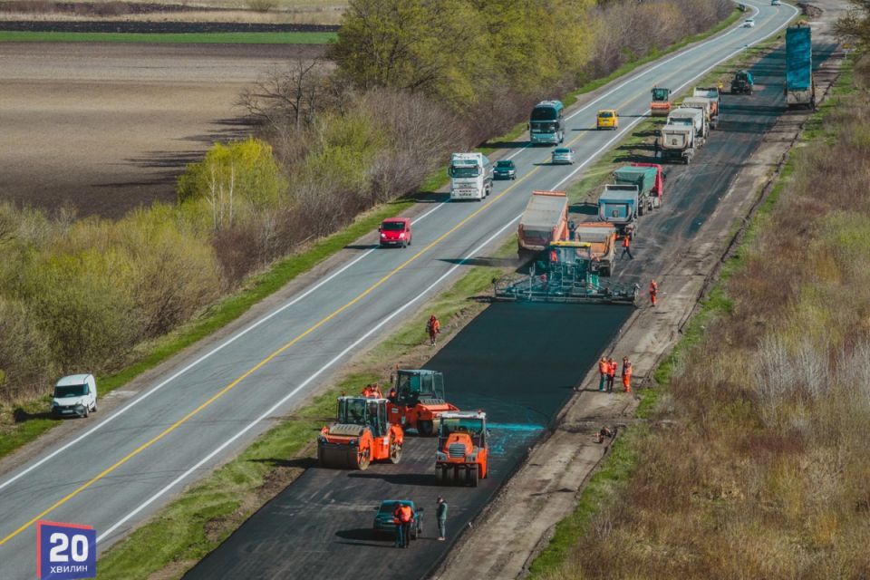 Шість бригад на тисячі метрів: як ремонтують дороги області
