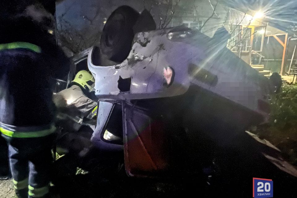 Мікроавтобус протаранив магазин, в іншій ДТП загинув водій