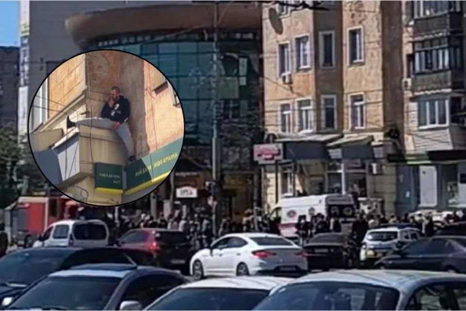 Навпроти Центрального ринку чоловік заліз на будівлю та погрожує самогубством