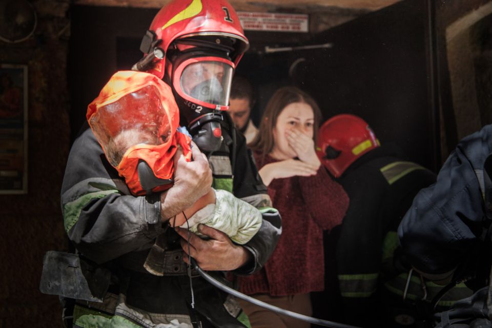 У Вінниці загорілася квартира в п’ятиповерхівці — із будинку евакуювали матір із немовлям і пенсіонерку