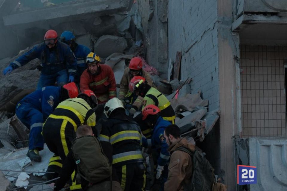 Головною ціллю нічної атаки став Київ: під завалами шукають людей