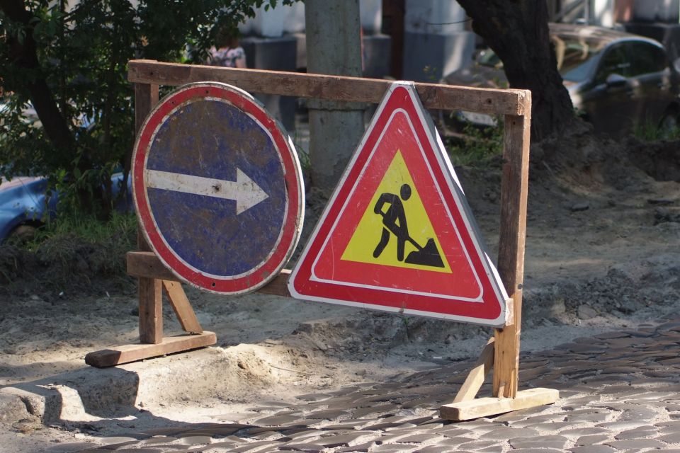 На 14 годин закриють проїзд на частині Театральної