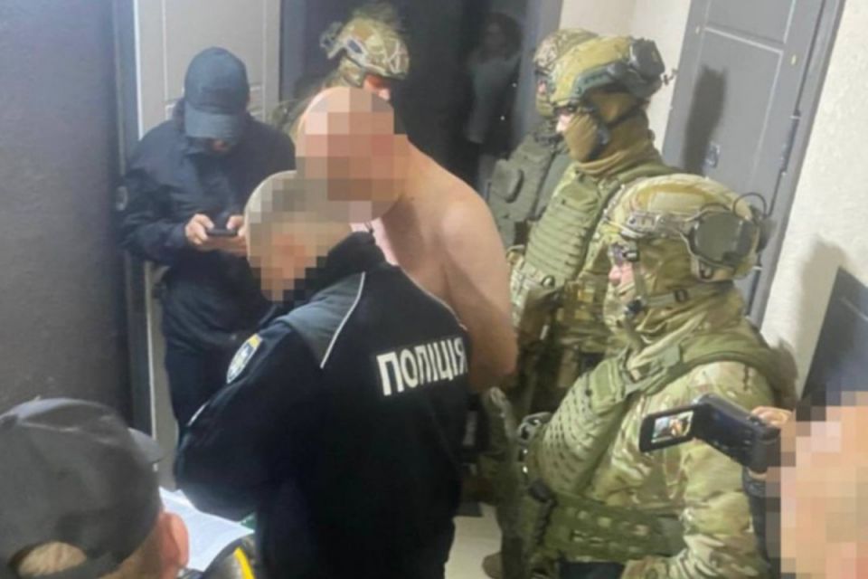 Озброєні нападники в масках зв’язували родини та грабували будинки — на Вінниччині розкрили давні злочини