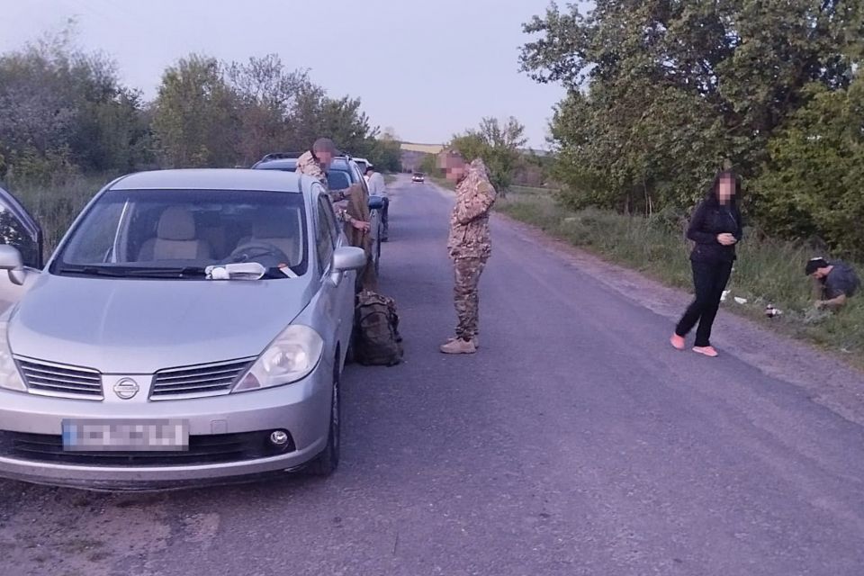 Переодягнули у військових і везли до кордону за $2600: на Вінниччині зірвали схему втечі до Молдови