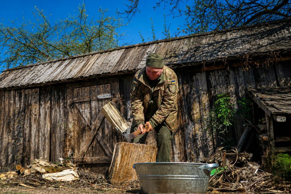 «Після повернення з позицій треба відновитися». Бійці вінницького 40-го полку показали свій побут на фронті