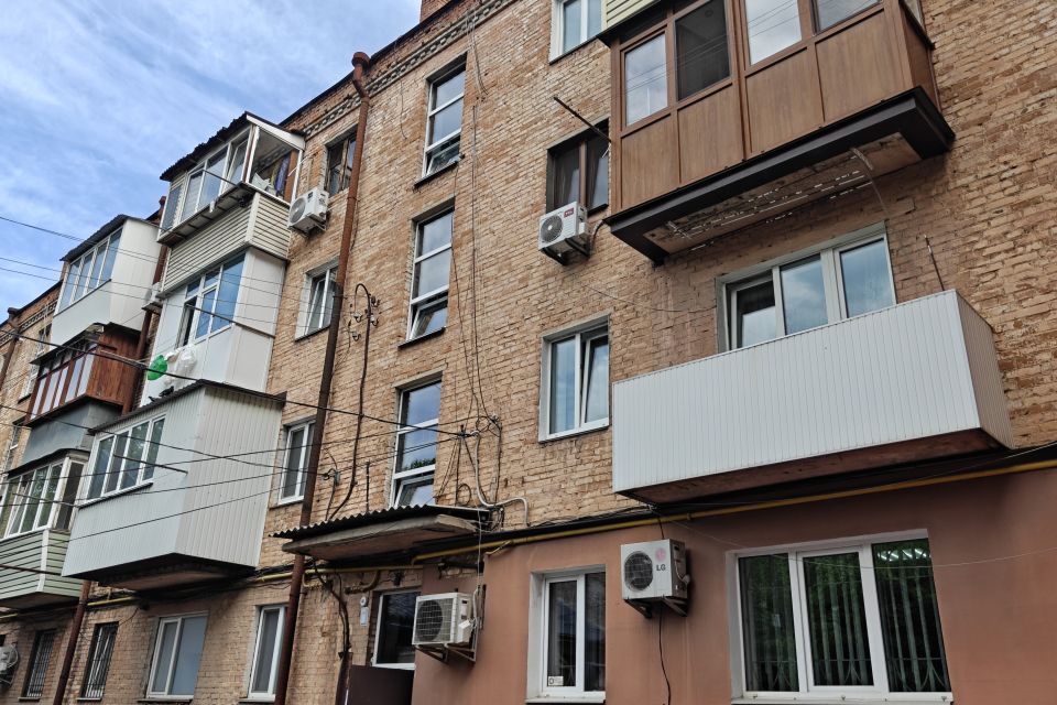 У Вінниці замінюють вікна в багатоповерхівках, пошкоджених через російську атаку
