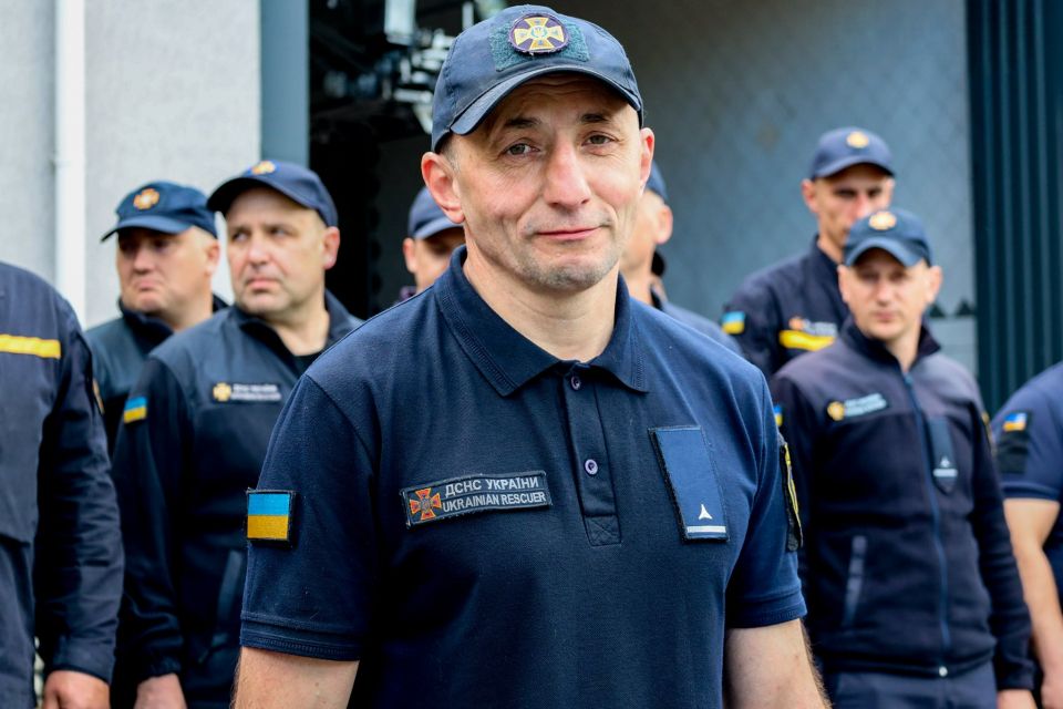 Під сирени та водяну арку у Вінниці провели на пенсію надзвичайника, який 30 років рятував людей