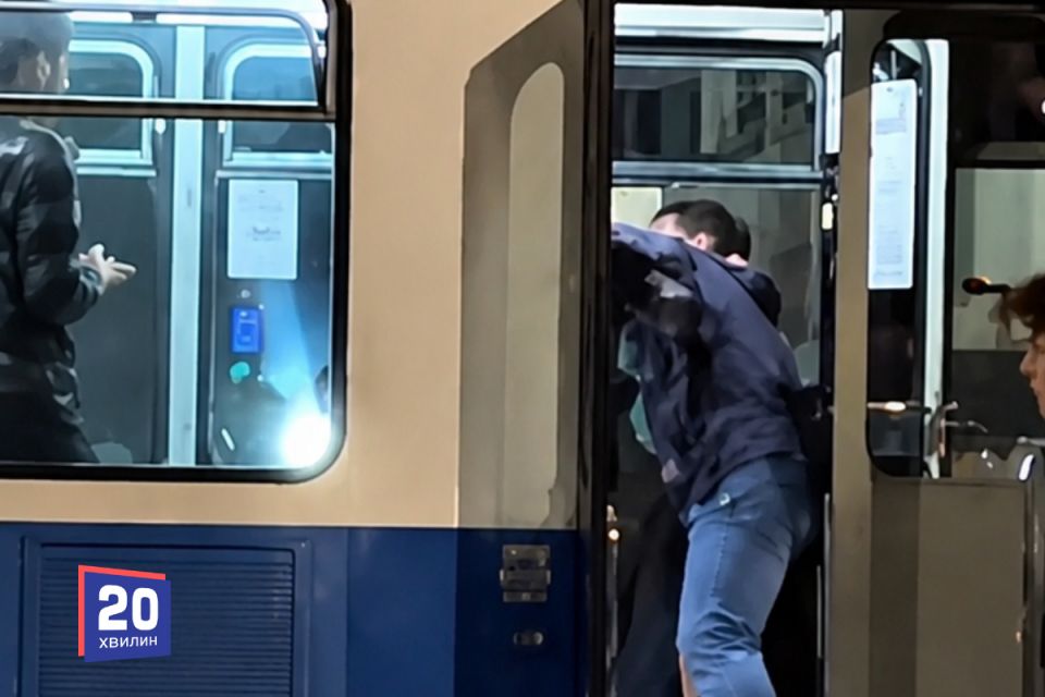 Через конфлікт у трамваї у Вінниці побили водійку: рух стояв півтори години