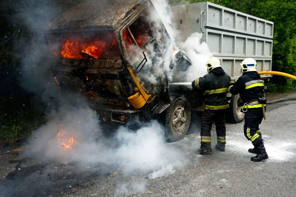 На Вінниччині під час руху спалахнула вантажівка із зерном
