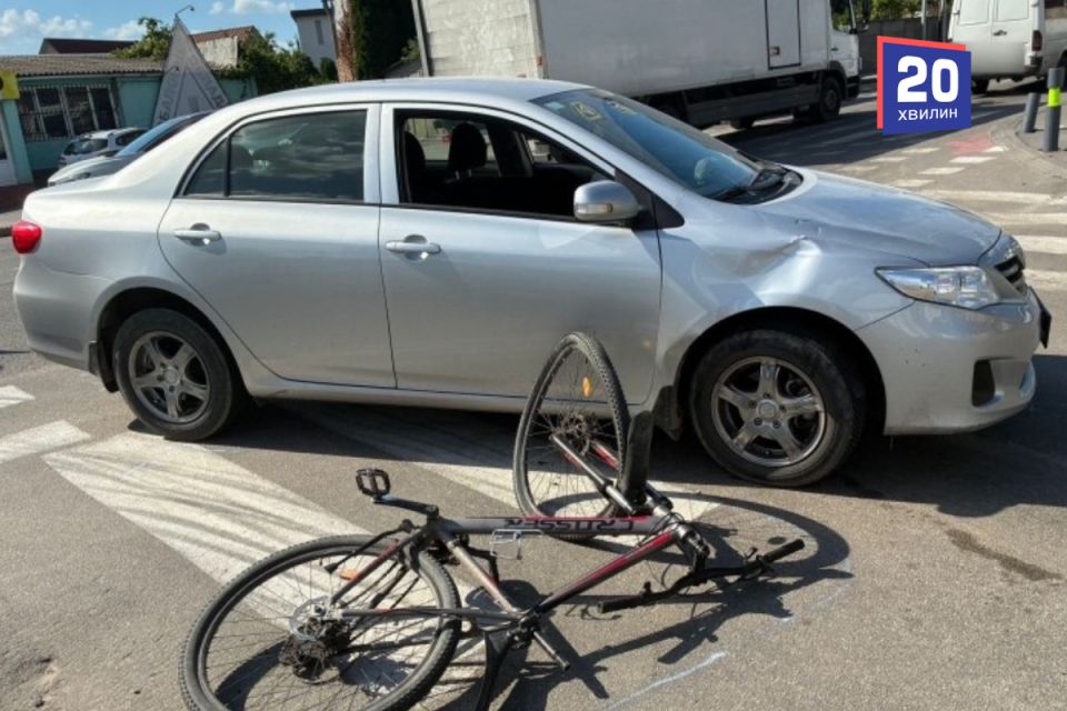 Водійка Toyota збила велосипедиста на велодоріжці біля Нечая. Хлопця госпіталізували