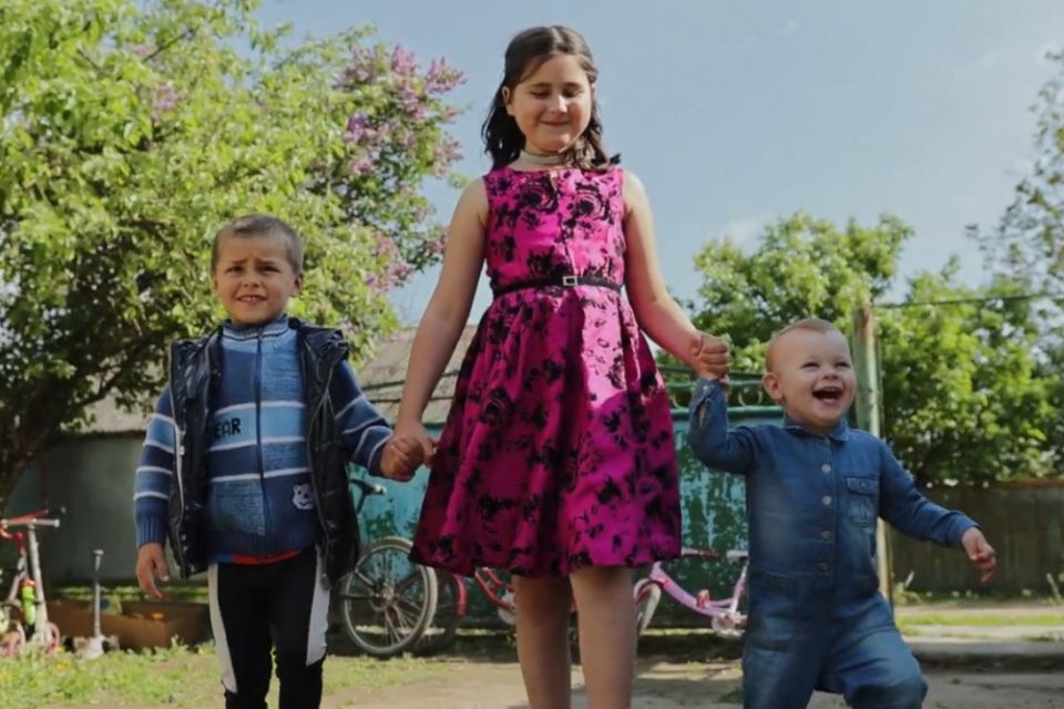 Гордість Вінниччини! Дев’ятирічна Марія Красота, яка винесла братів з вогню, отримала відзнаку МВС