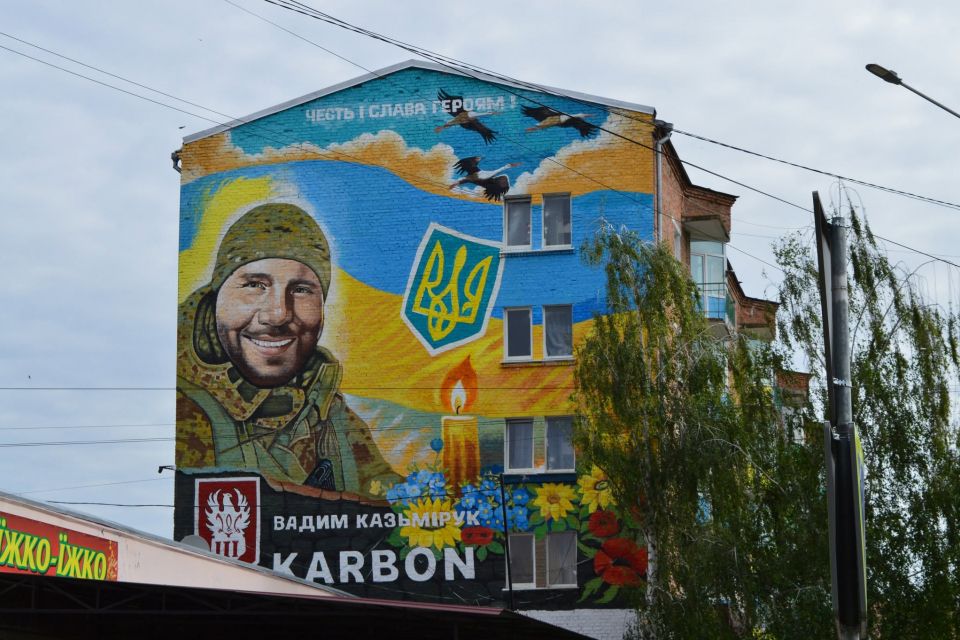 «На стіні гуртожитку житиме його образ». У Барі відкрили мурал полеглому Герою Вадиму Казьміруку