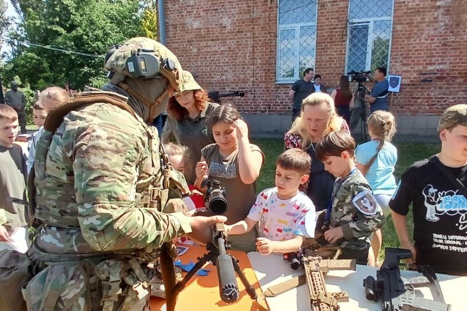 Юні вінничани поспілкувалися із військовими і оглянули зразки  зброї