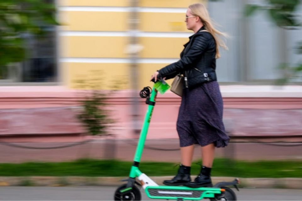 Їхала п'яною на електросамокаті: вінницький суд оштрафував водійку на 17 тисяч гривень