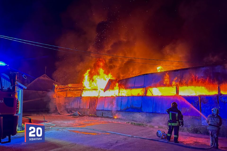 У Браїлові горіло меблеве підприємство, у Вінниці — вантажівка