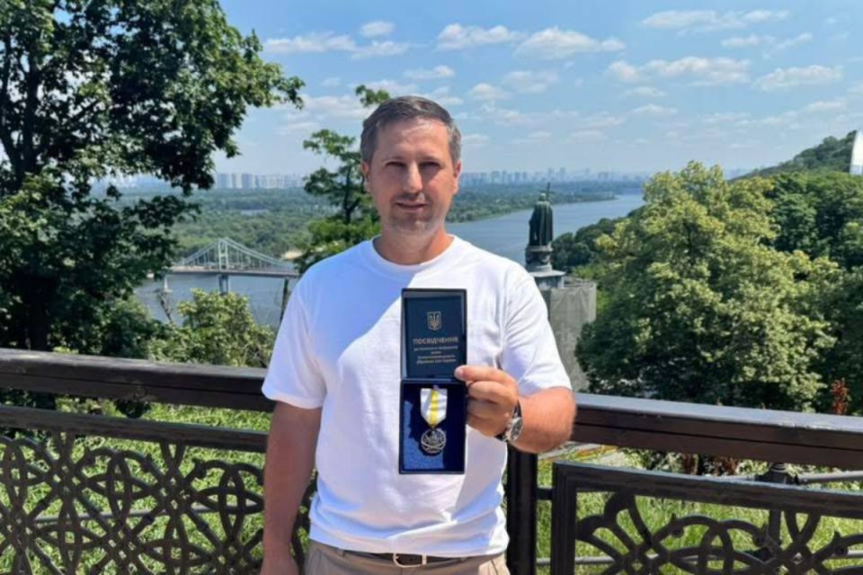 Головнокомандувач ЗСУ Олександр Сирський відзначив вінничанина Ярослава Мрочка почесним нагрудним знаком «За сприяння війську» (прес-служба БФ Сергія Притули)
