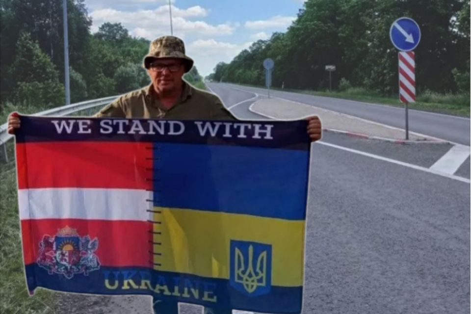 Долає 1400 кілометрів пішки заради фронту: латвійський волонтер Айгарс Стоніс прямує до Вінниці