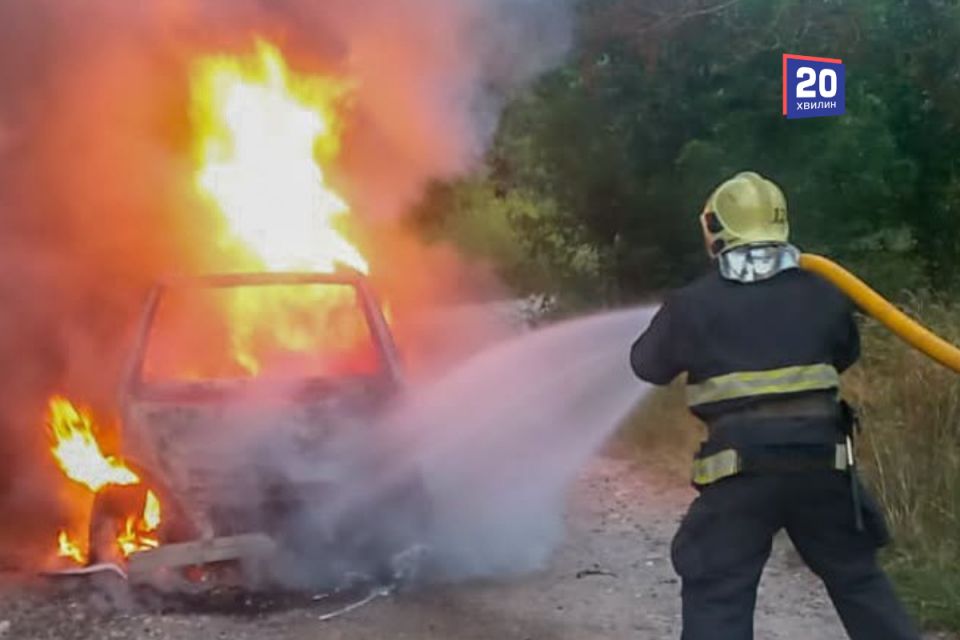 Авто спалахнуло під час руху, а вогонь із трави знищив хату: деталі пожеж в області