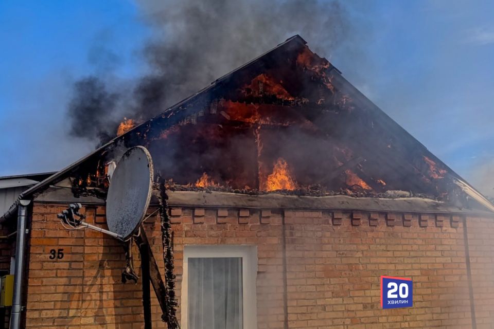 Дах будинку загорівся через несправну мікрохвильовку в Козятині