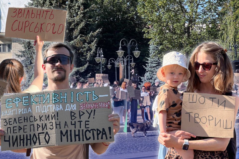 «Міняйте полонених, а не Федорова»: як пройшла акція проти відставки міністра оборони у Вінниці