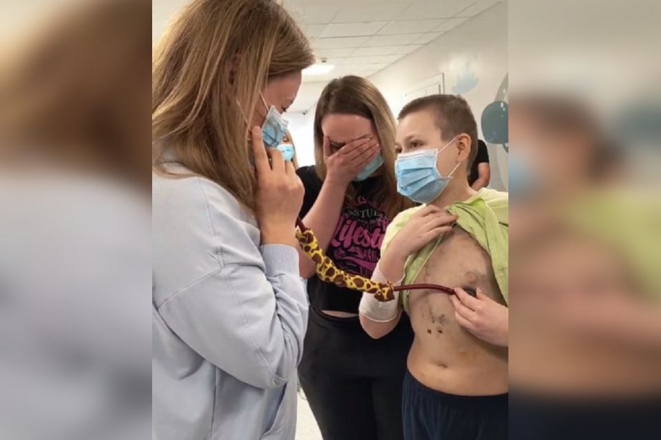 «Ми почули, як б'ється серце донечки»: родина донорки вперше зустрілася з 12-річним Назаром із Ладижина