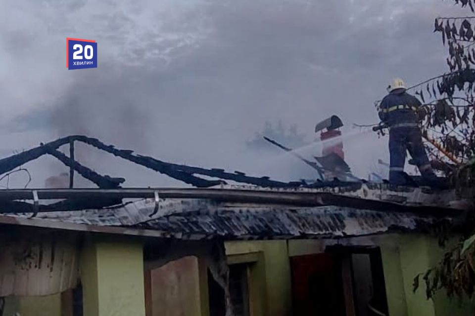 36-річна жінка в лікарні, будинок — без частини даху. Сталося дві пожежі за добу