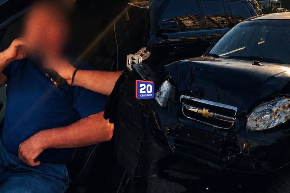 П'яний водій тікав від патрульних і врізався в авто на світлофорі