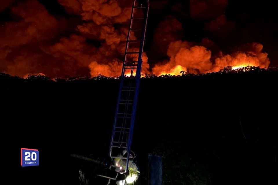 Вогонь охопив сотні квадратних метрів. У Вінниці серед ночі палали склади