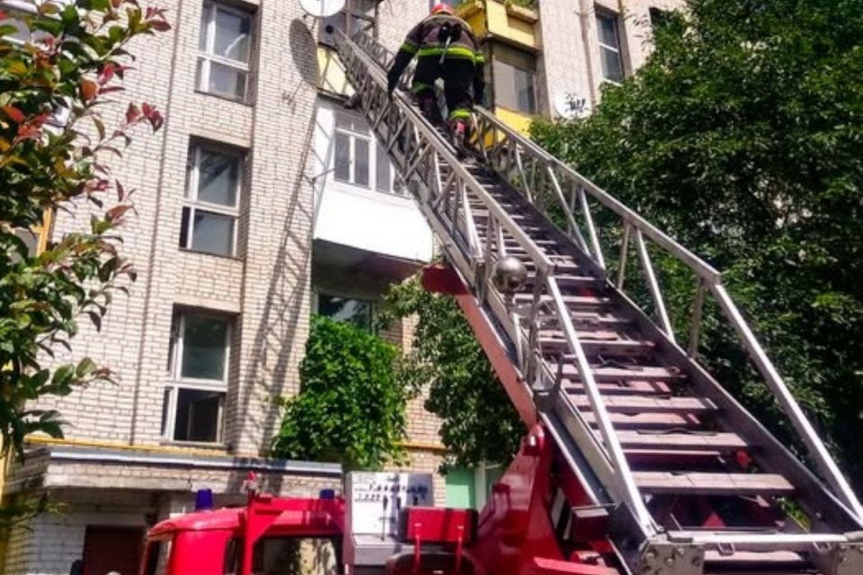 Не відчиняла двері. У Вінниці рятувальники через вікно потрапили до квартири 76-річної жінки