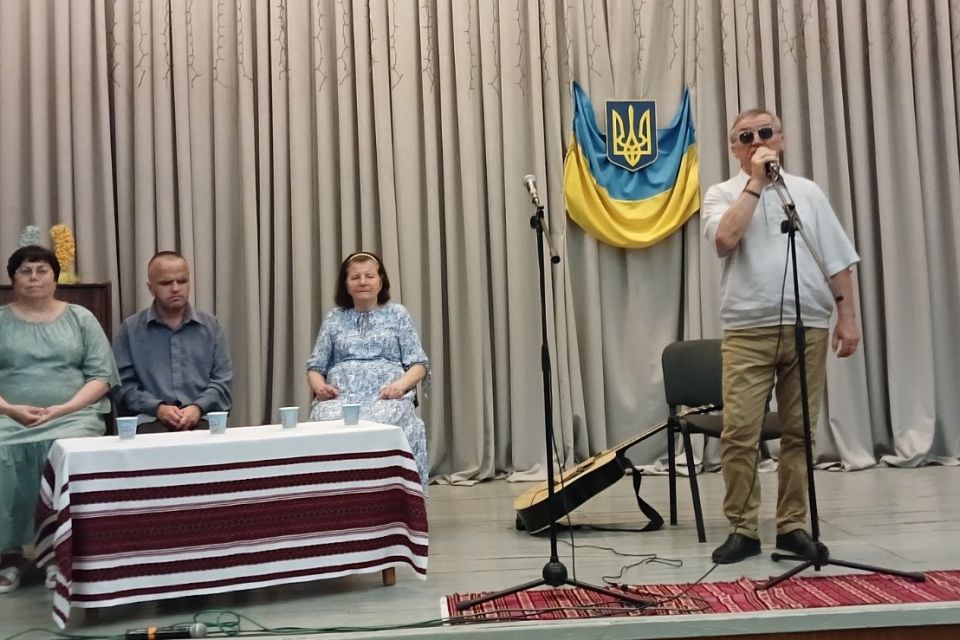 Бард із Маріуполя Богдан Коваль влаштував романтичний концерт літнім вінничанам