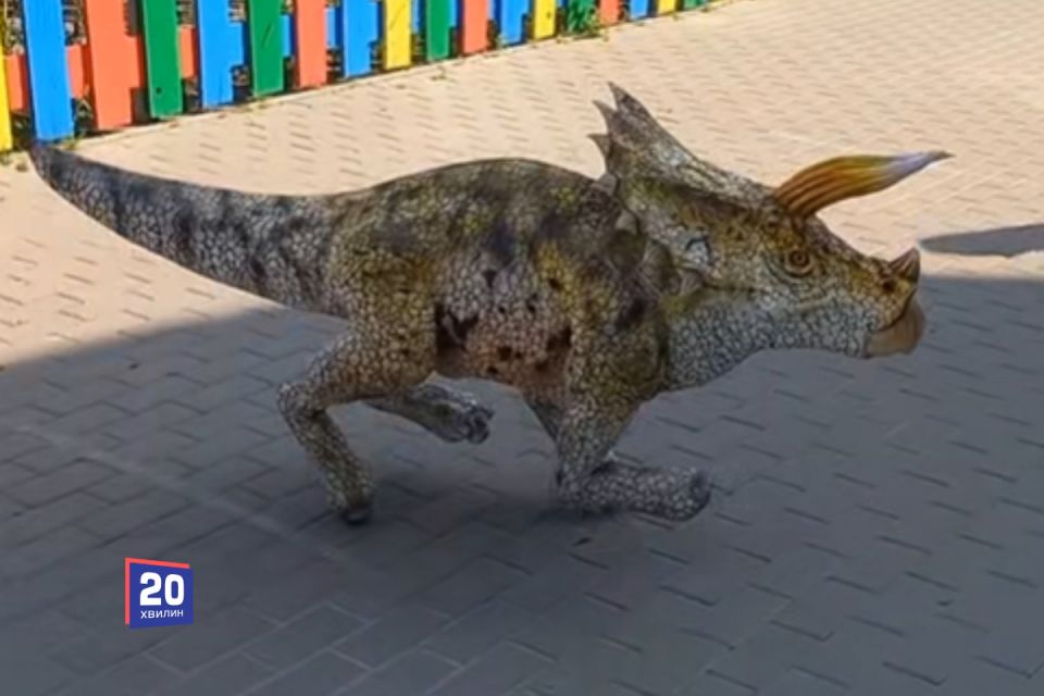 Робот-динозавр гуляє Подільським зоопарком і фотографується з відвідувачами