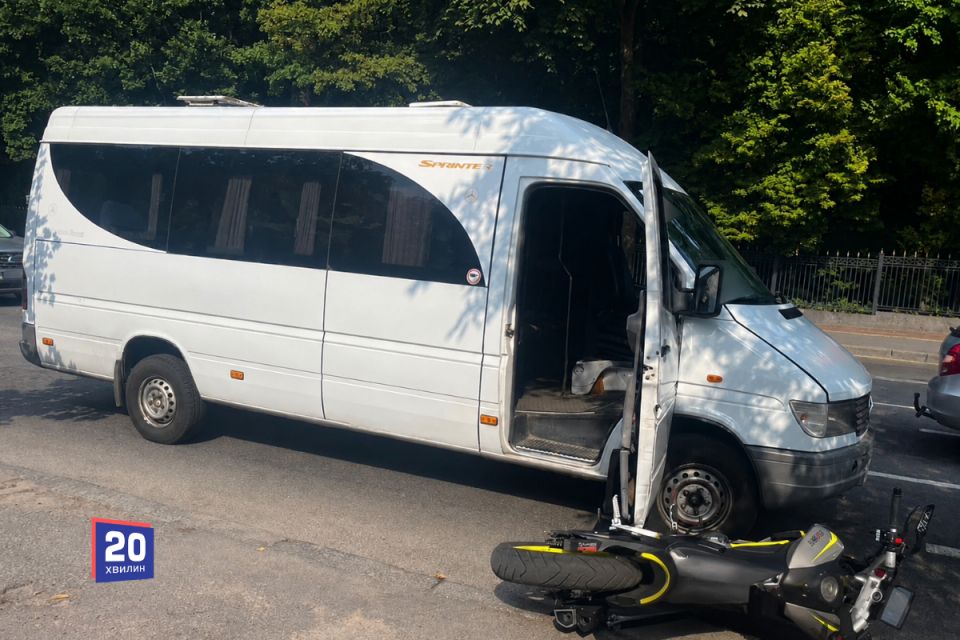 Мотоцикл зіткнувся з маршруткою на Магістратській