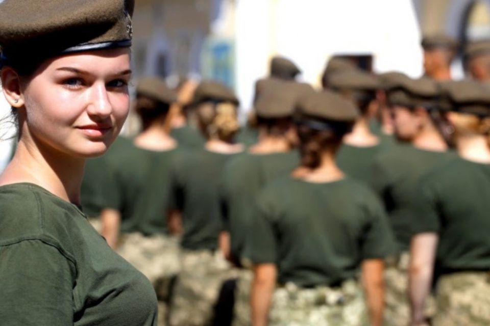 Жінок без дітей — до війська? В Україні зареєстрували петиції про зміну правил мобілізації