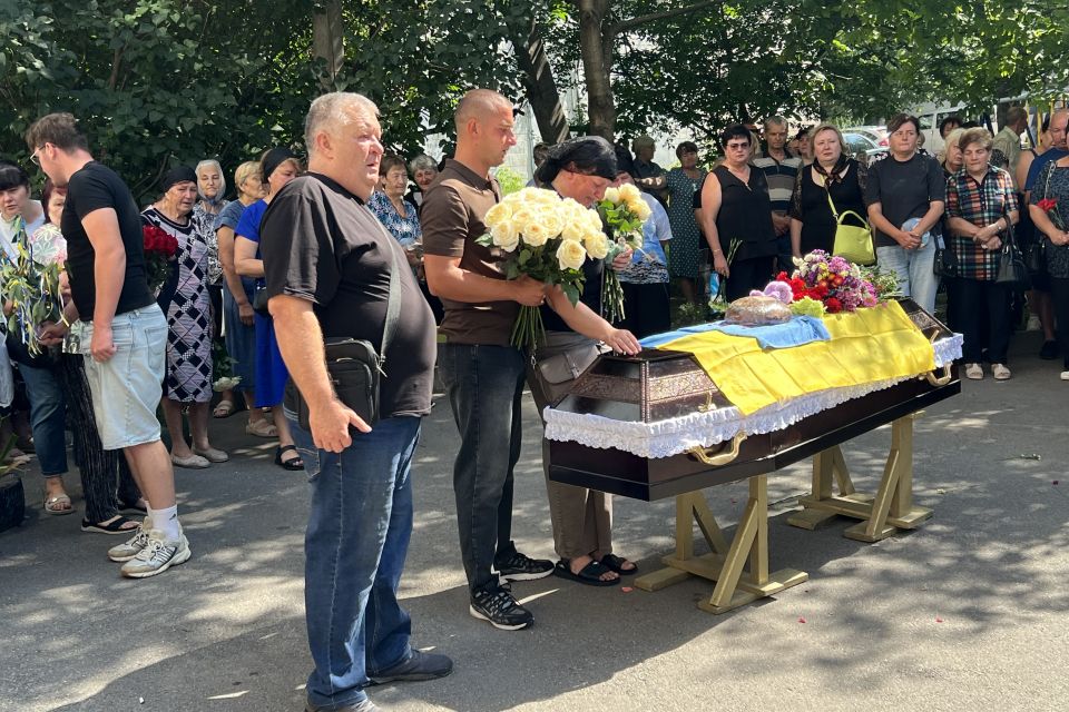 «Мій брат. Моє сонце». Вінниця попрощалася з Віктором Гусляковим, який живцем згорів від удару дрона