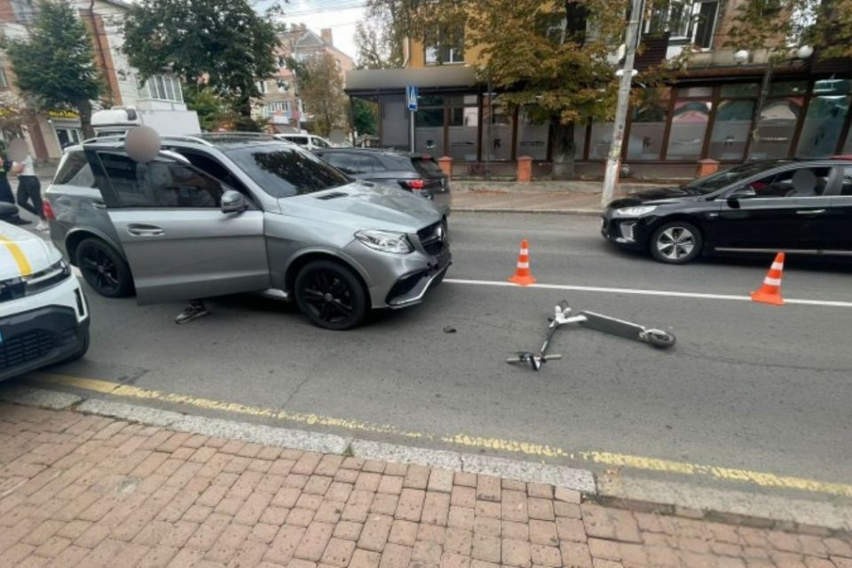 У Вінниці зіткнулися Mercedes та електросамокат: 25-річна дівчина потрапила до лікарні