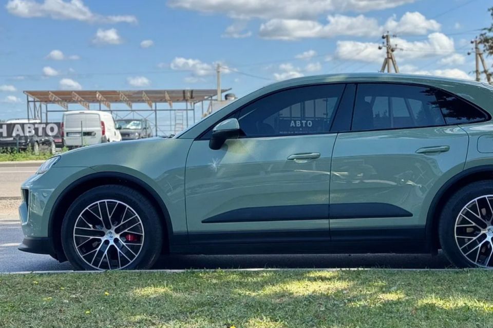 «Майбах» за понад 11 мільйонів та інші люксові авто: найдорожчі машини, які продають у Вінниці