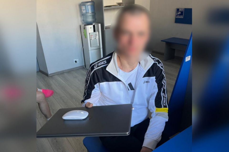 Затримали чоловіка, який виніс ноутбук з рецепції медзакладу