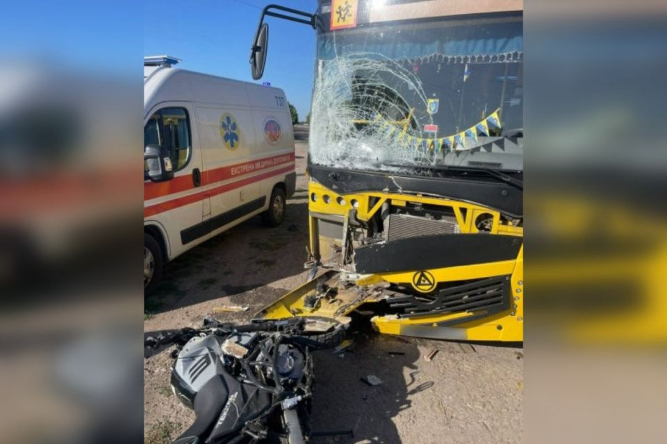 Тікав від поліції та врізався у шкільний автобус: у ДТП на Хмільниччині загинув мотоцикліст