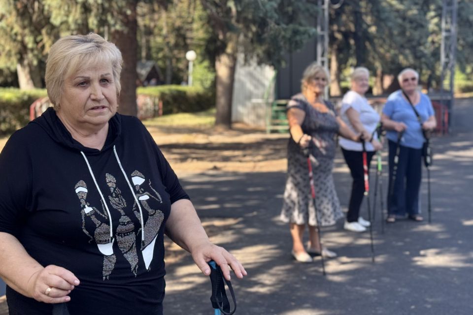 Вінничани 60+ не сидять без діла: як у терцентрі займаються скандинавською ходьбою