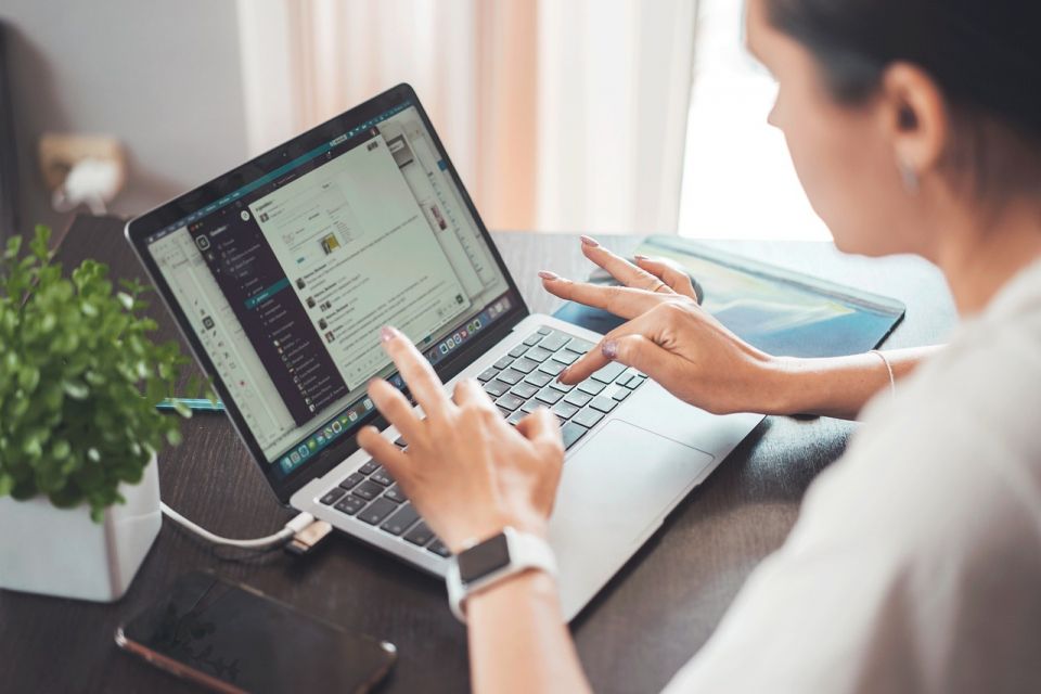 Невидимі пастки домашнього офісу: чому віддалена робота виснажує більше, ніж здається