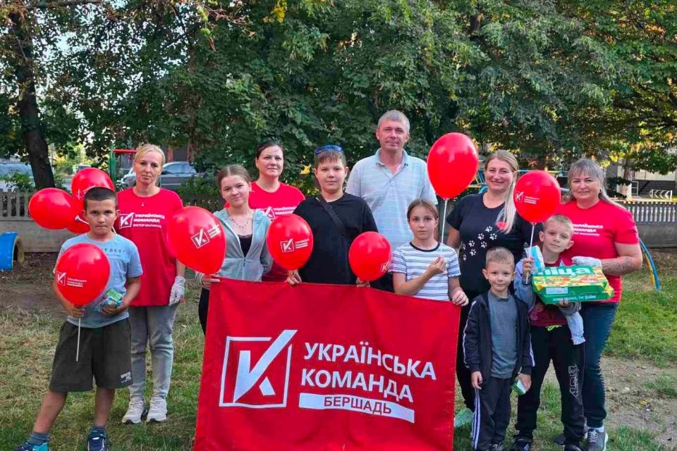 У Бершаді волонтери «Української команди» разом із дітьми та батьками оновили дитячий майданчик