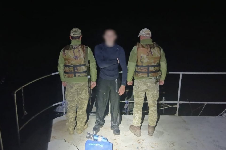 На акваскутері рвався до Молдови — прикордонники затримали чоловіка на Дністрі
