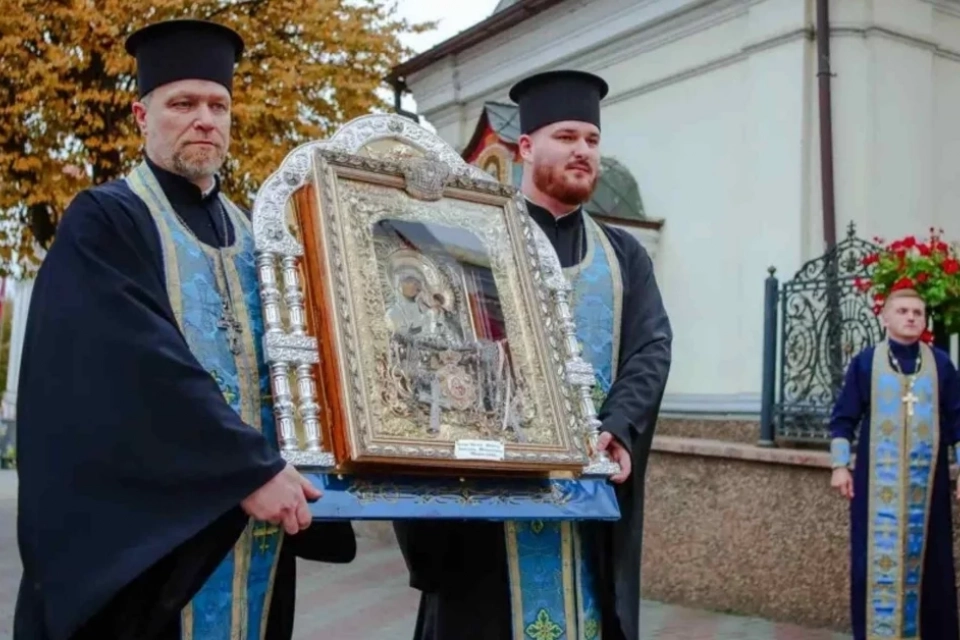 Ікону, яку називають мироточивою, привезуть до Вінниці. Коли можна прийти до святині