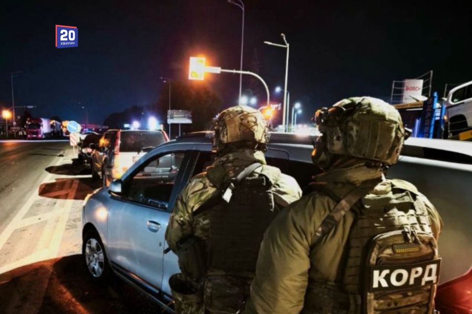 П'яний СЗЧешник після ДТП замкнувся в авто з гранатою: поліція всю ніч вела з ним переговори