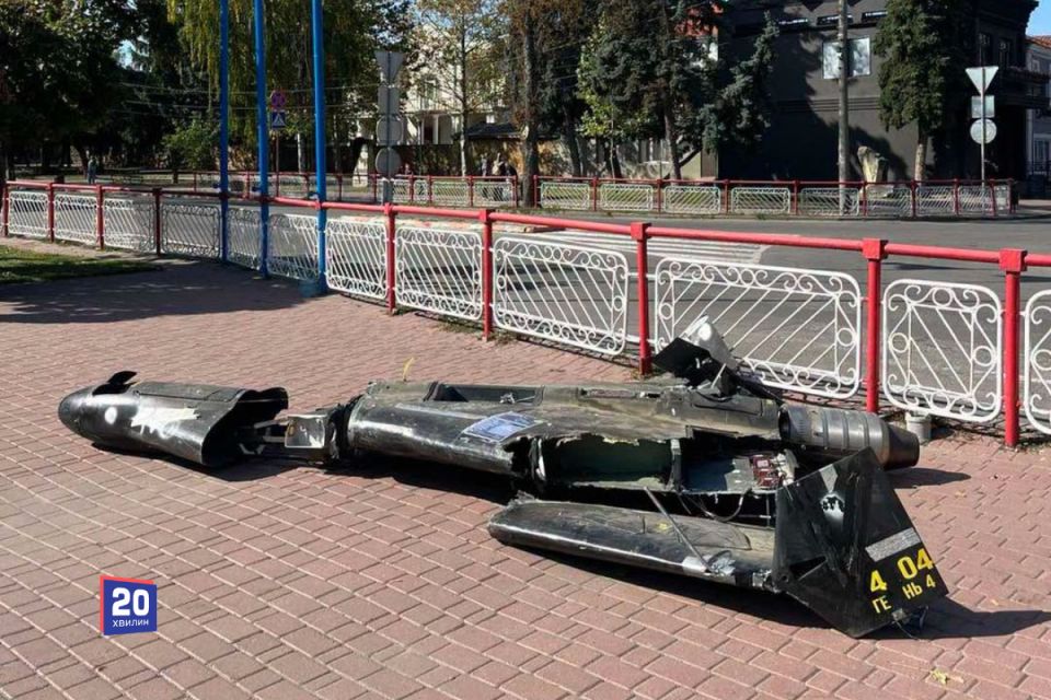 Збитий над громадою безпілотник показали людям: уламки виставили в центрі міста