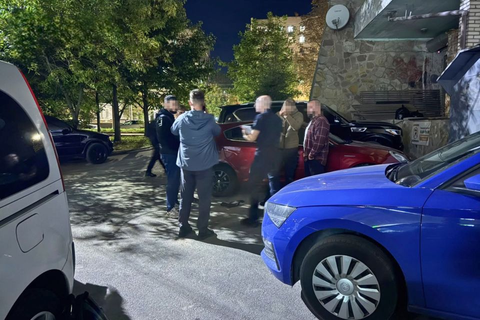 Обіцяв допомогти виїхати за $19 000. На Вінниччині затримали працівника судової охорони