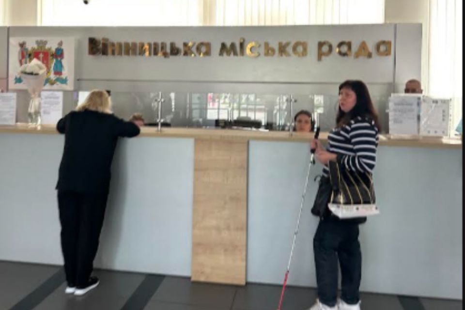 «А ти, Макар, у Карпати не їдеш»: чому незряча мама учня шукала департамент освіти?
