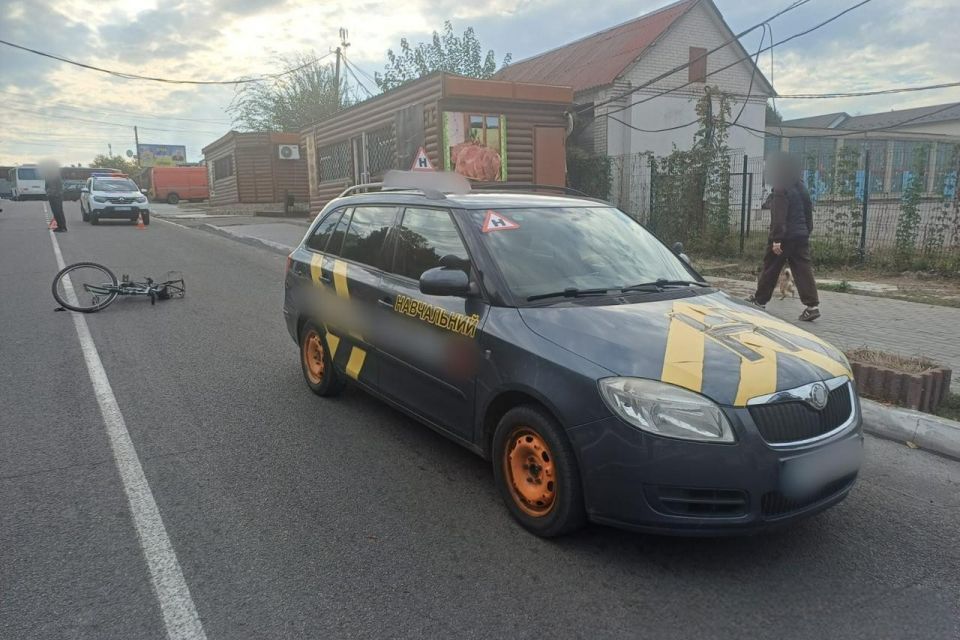 У Ладижині навчальна Skoda зіткнулася з літнім велосипедистом, а у Вінниці постраждав мотоцикліст