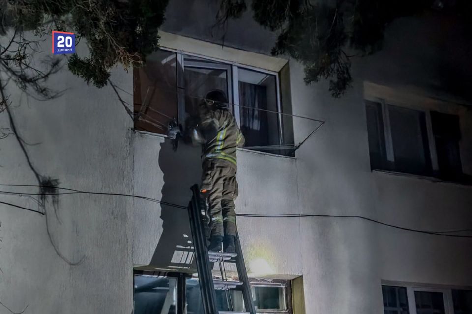 Дитину та пенсіонерку рятувальники діставали через вікна у Ладижині