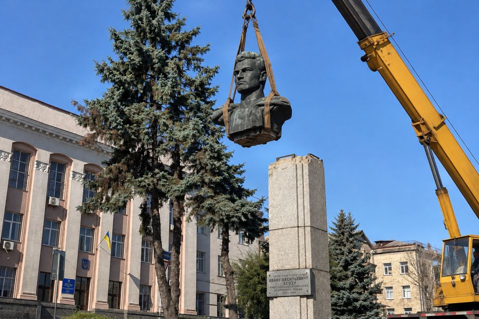 Погруддя Бевзу приберуть із Соборної: розповідаємо, куди поділися інші радянські пам’ятники Вінниці